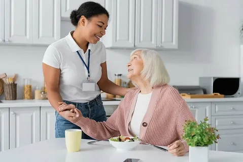 Home Based Elderly Care Services in Dubai vs Nursing Facilities: Which Is Better?
