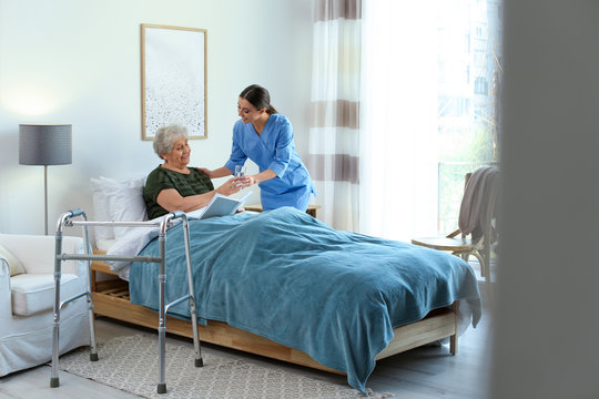 Why Families in Dubai Prefer Home Healthcare Services Over Hospital Stays